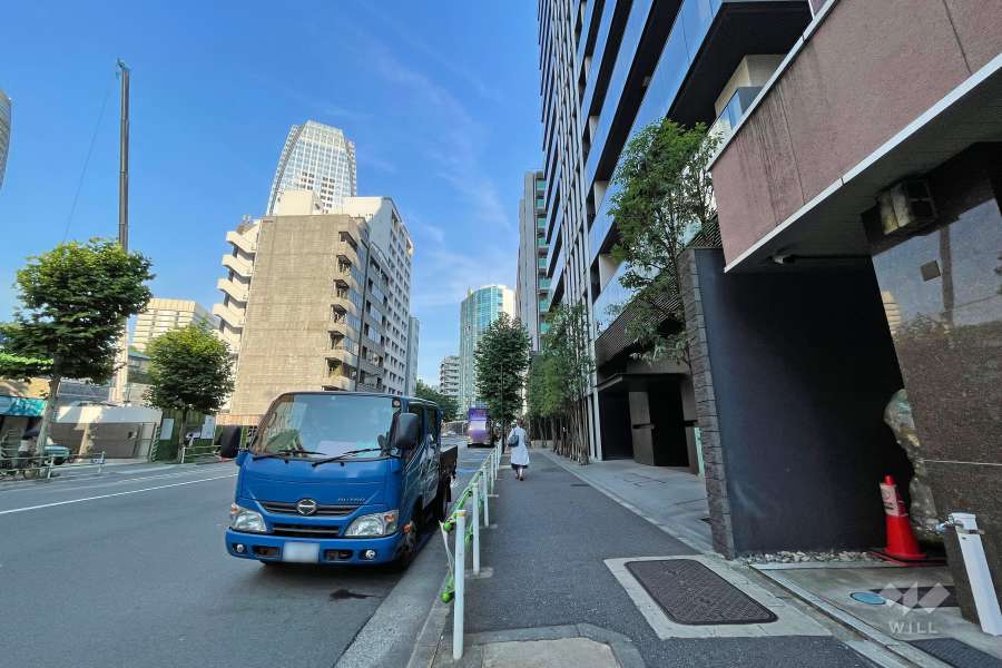 敷地の北東側前面道路（北西側から）