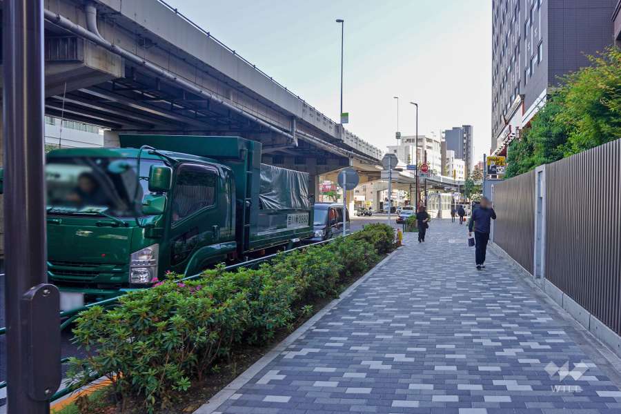 敷地北側の前面道路（都道415号・麻布通り、首都高速都心環状線）