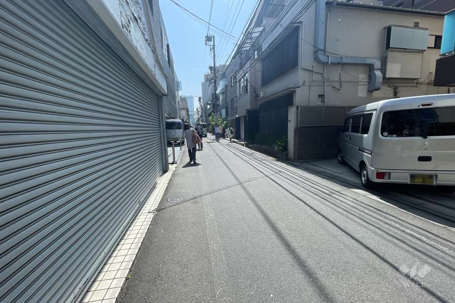 敷地北東側の前面道路（北西側から）