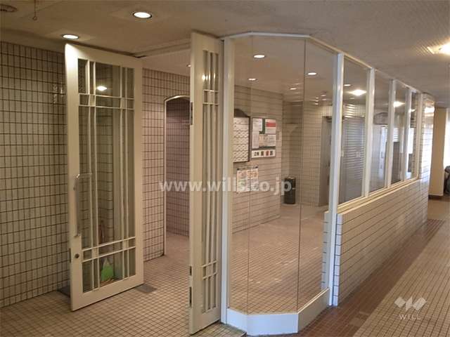 住戸入り口。すぐ横に管理人室があります。