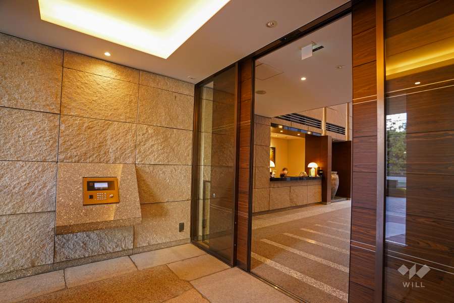 エントランスはオートロック付きです。