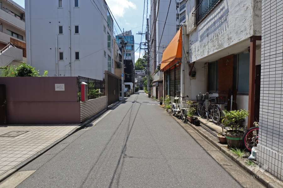 敷地北側の前面道路（東側から）