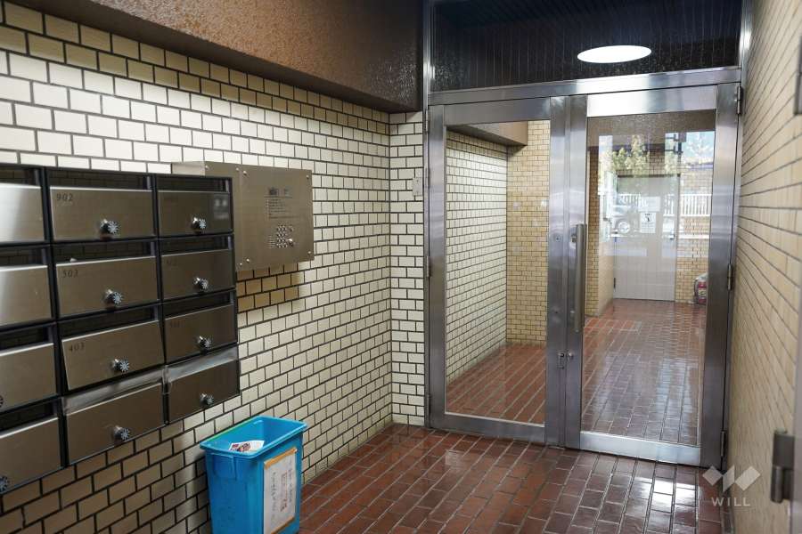 エントランスはオートロック付きです。