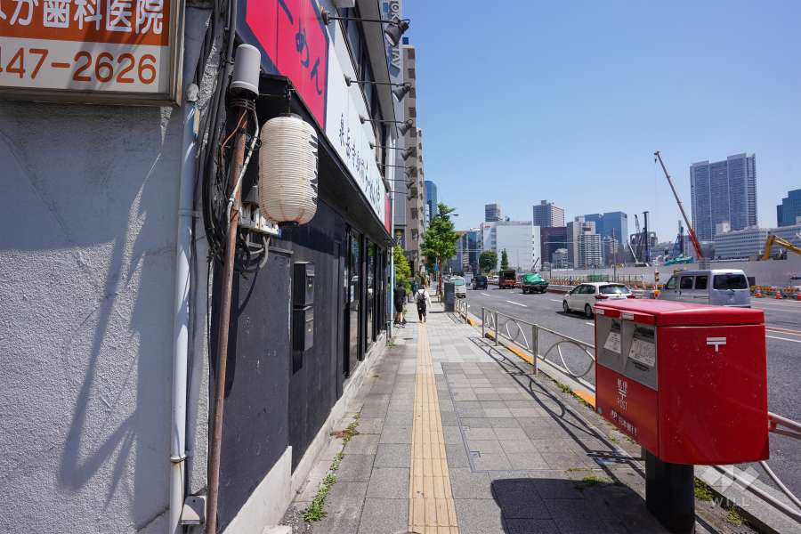 敷地東側前面道路は国道15号線です（南側から）。