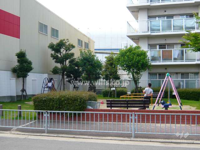 敷地の周囲は公開空地になっており、南部分には小さな公園があります。