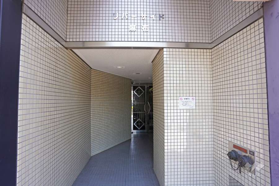 エントランスはオートロック付きです。