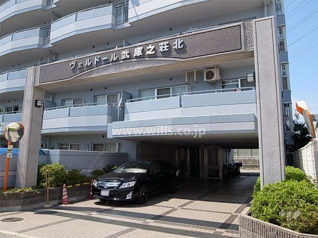 アーチが付いた敷地入口