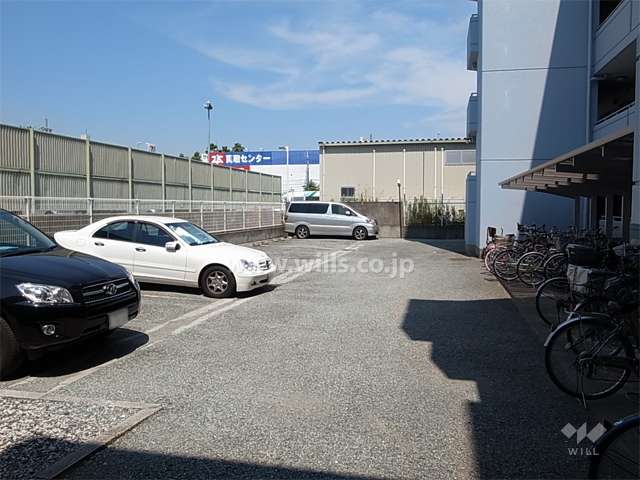 敷地内駐車場（屋外平面式）と駐輪場