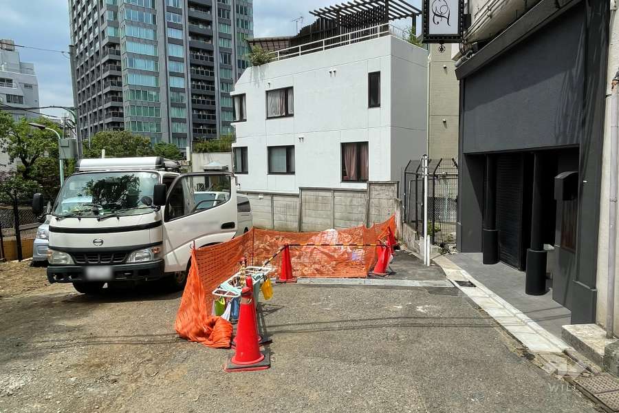 敷地西側の前面道路