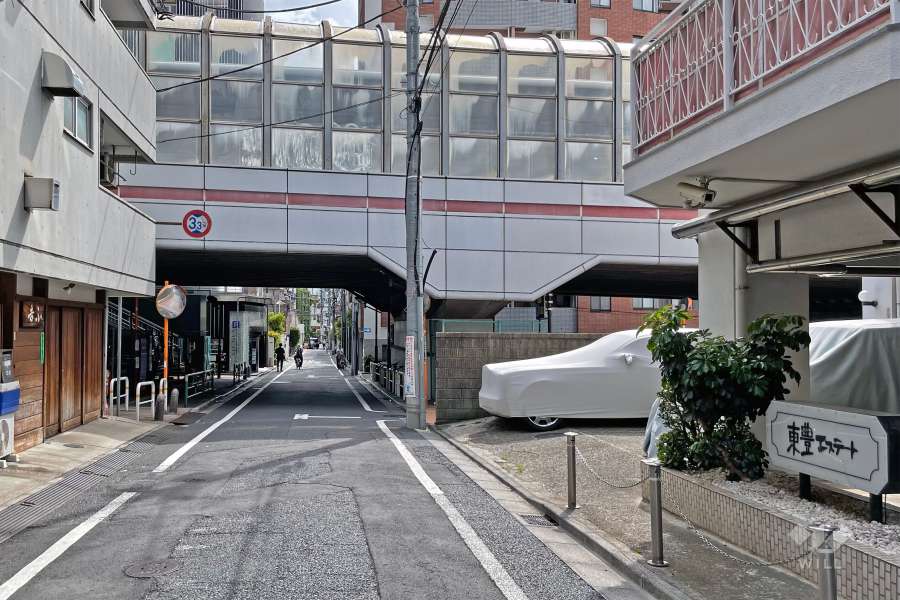 敷地の南東側前面道路（北東側から）