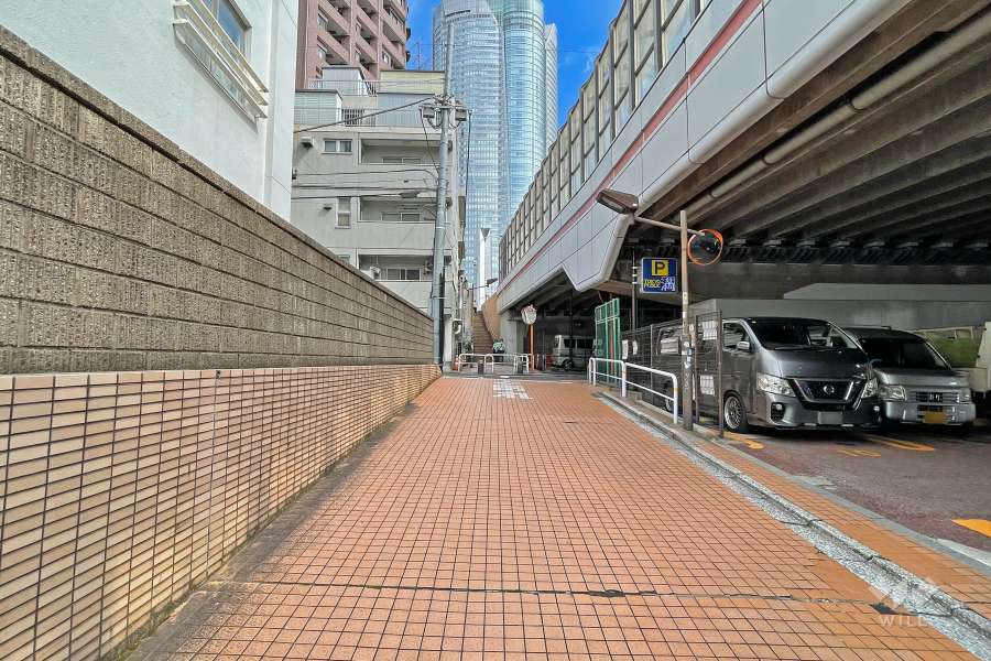 敷地の南西側前面道路は都道319号です（南東側から）。
