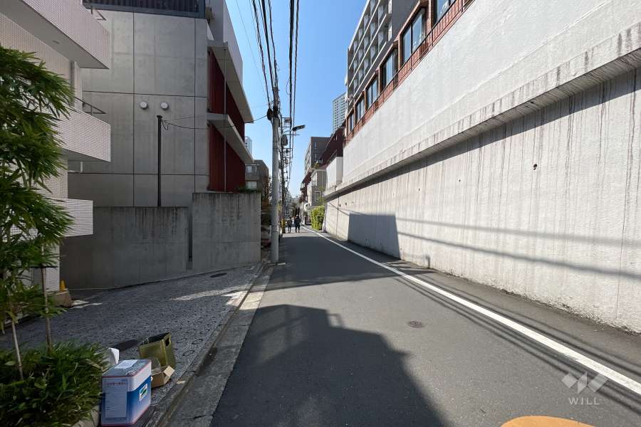 敷地南側の前面道路（東側から）