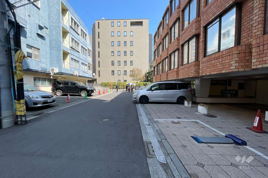 敷地北側の前面道路（西側のから）