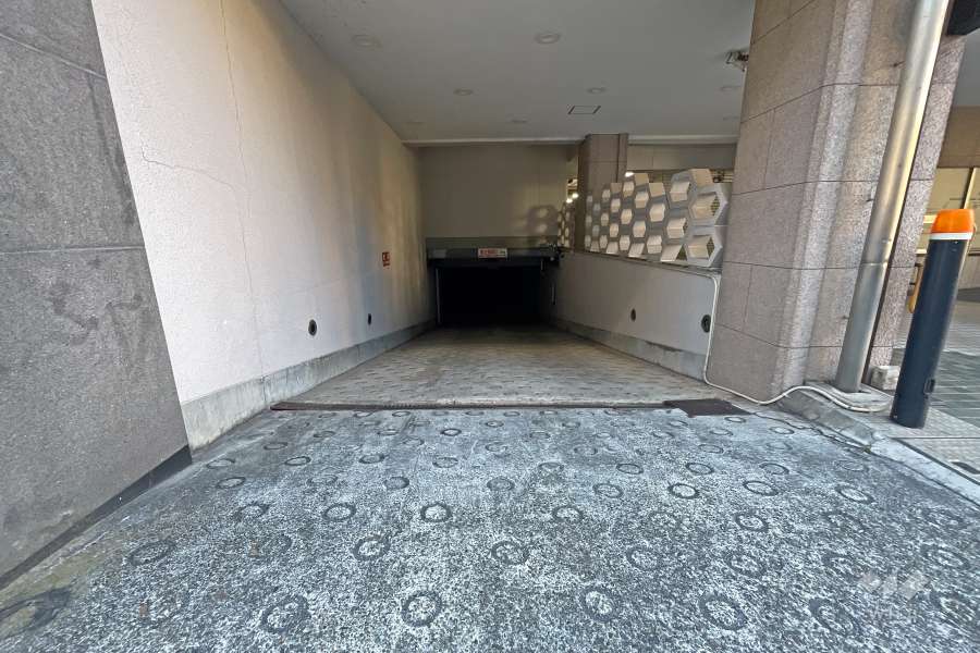 地階にある駐車場へのアプローチ