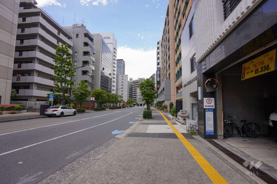 敷地南側の前面道路（東側から）