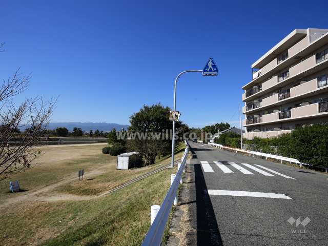 敷地の西側には道を挟んで武庫川が流れています。