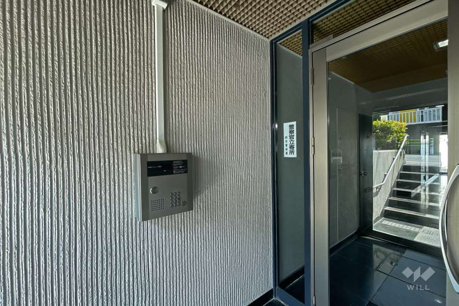 エントランスはオートロック付きです。