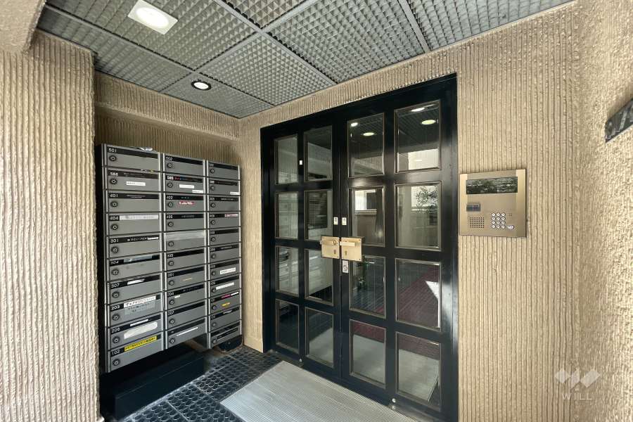 エントランスはオートロック付きです。