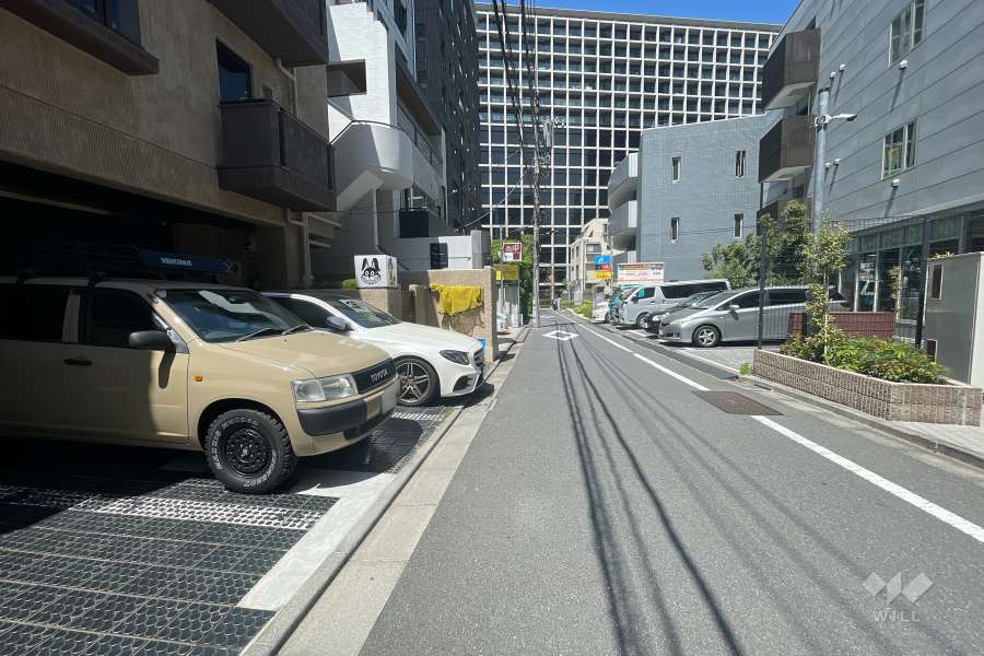 敷地北東側の前面道路（南東側から）