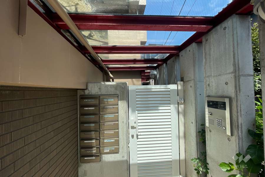 エントランスはオートロック付きです。