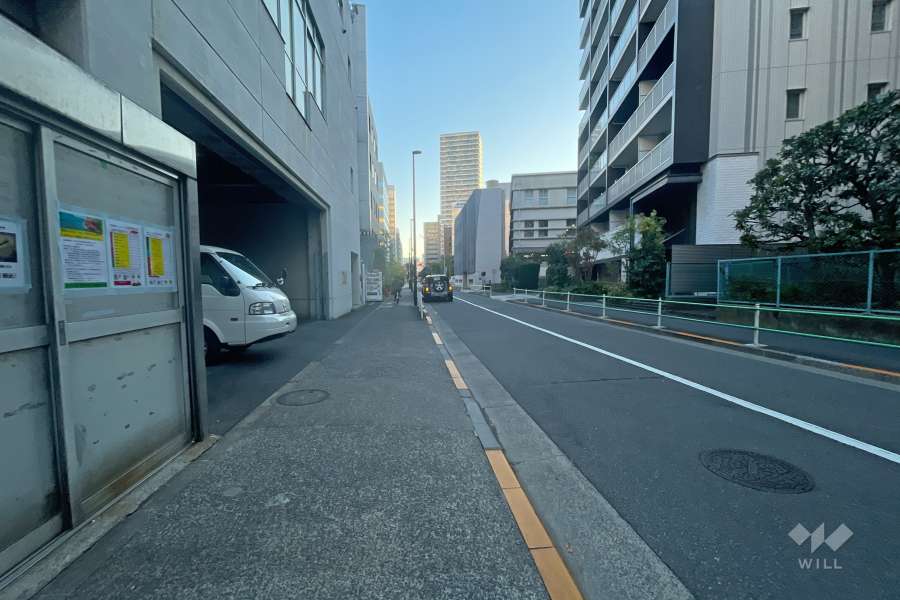 敷地東側の前面道路（北側から）