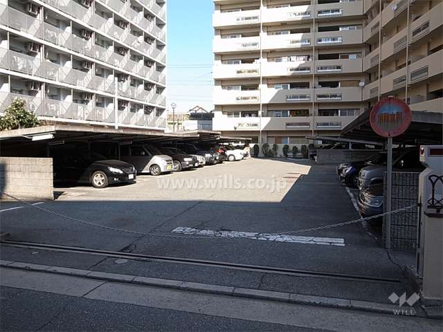 駐車場出入口にはロボットゲートが設置されています。