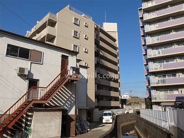 敷地の東側には水路が流れ、北側には阪急神戸線が走っています。