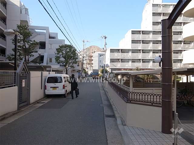 敷地南側の前面道路。周辺はマンションが多く立ち並ぶ住宅地。
