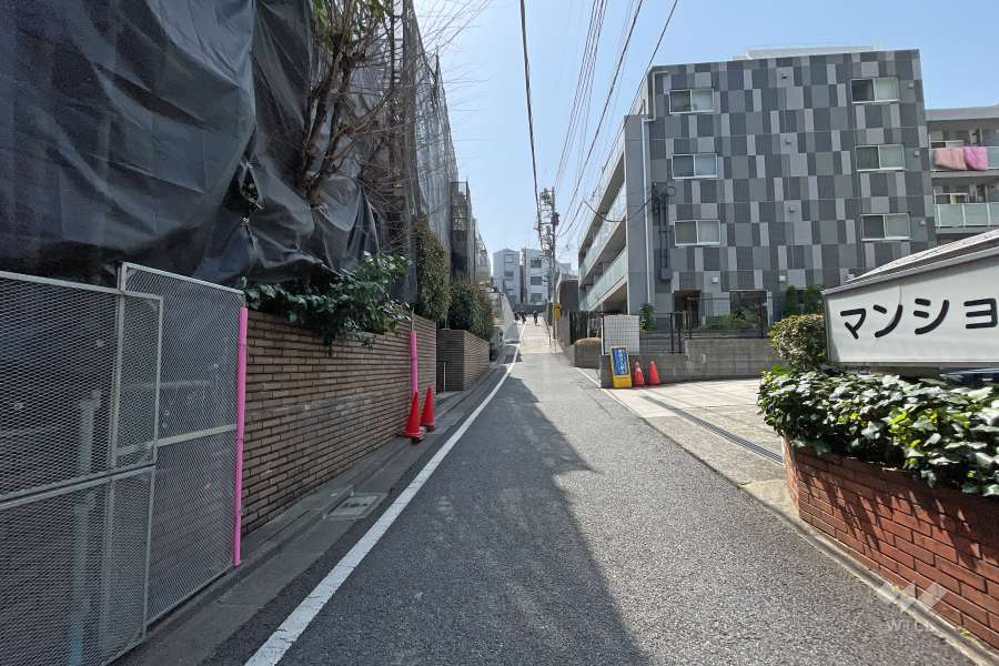 敷地西側の前面道路