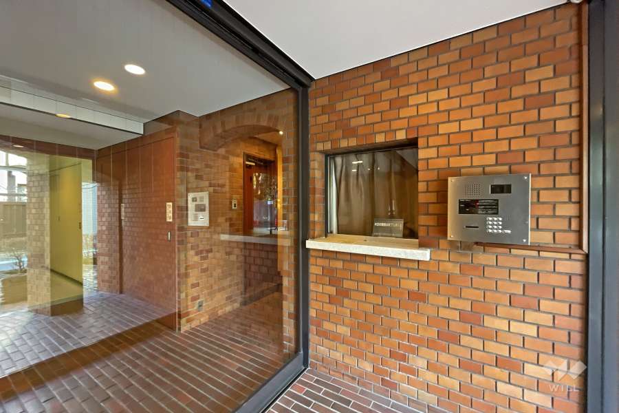 エントランスはオートロック付きです。