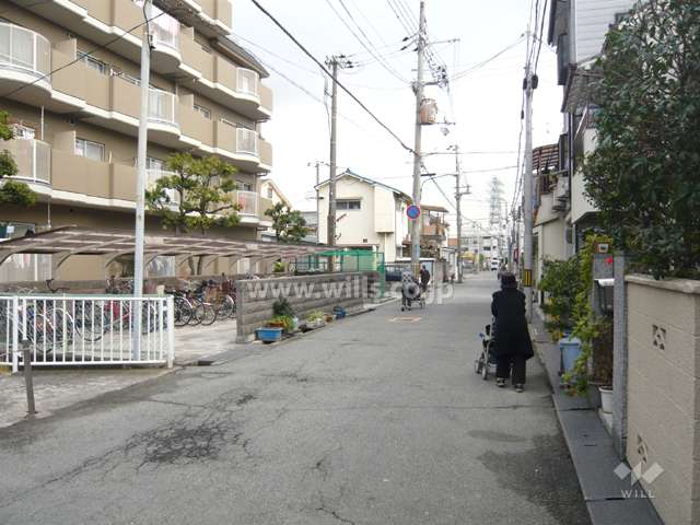 周辺はマンションや一戸建てが混在する住宅地です。