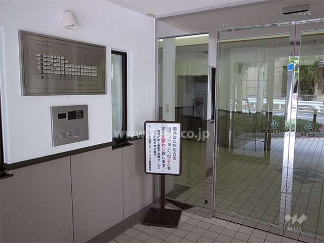 エントランスはオートロック付きです。