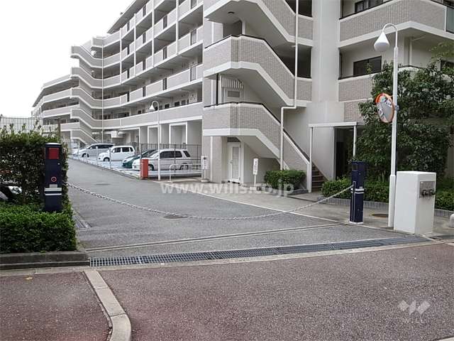 駐車場入り口はロボットゲート付きです。