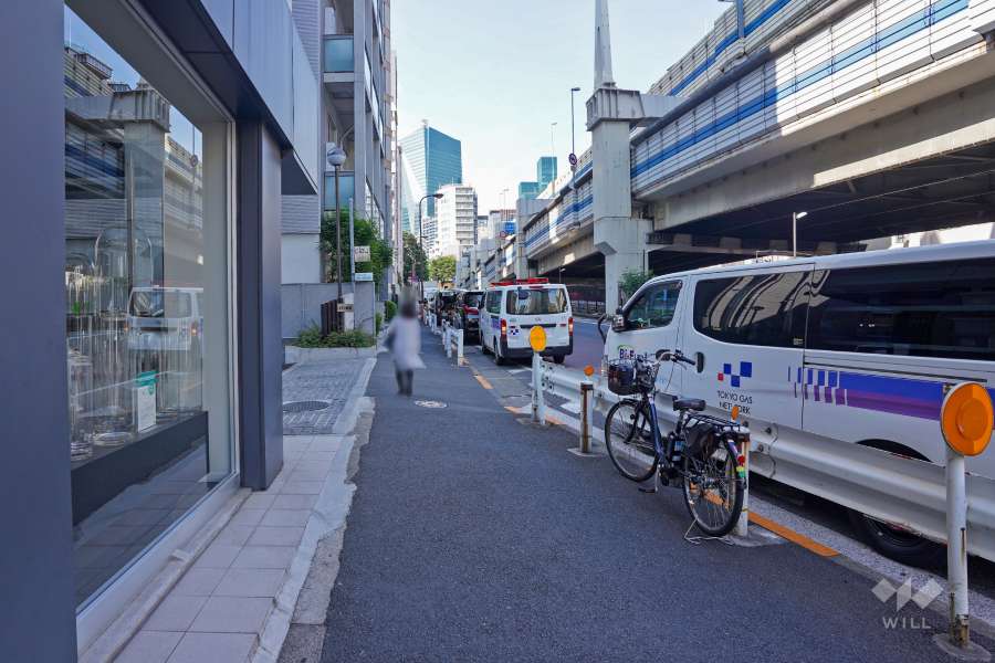 敷地東側の前面道路（麻布通り、首都高速都心環状線）