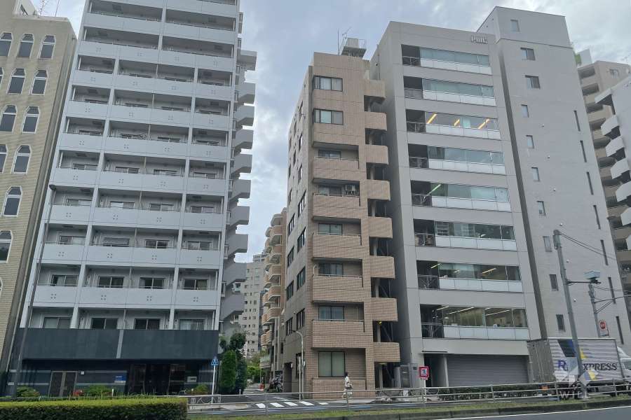 東麻布ビルの外観（東側から）