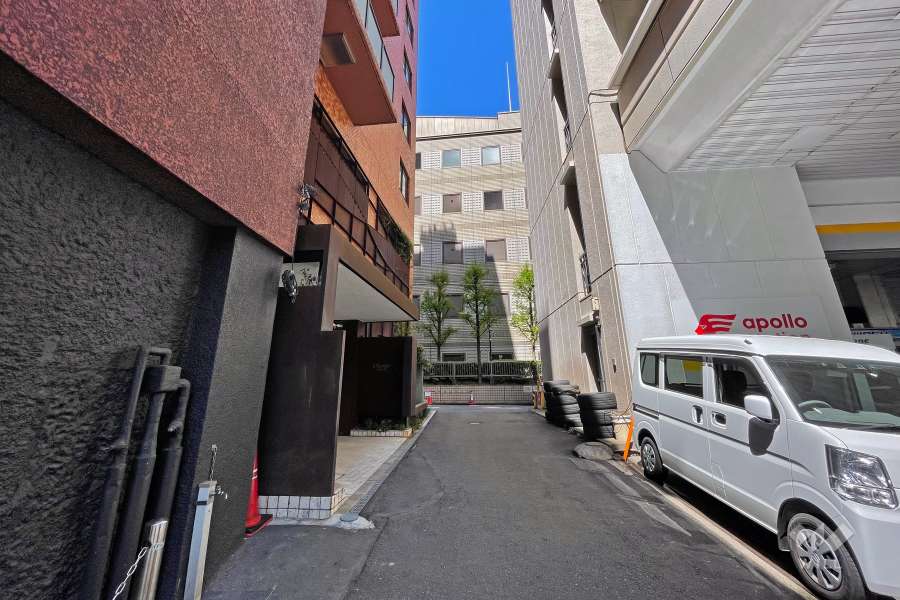 敷地の東側道路（南側から）