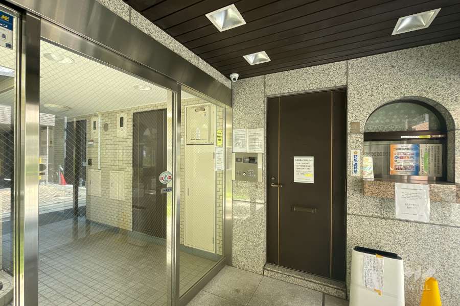 エントランスはオートロック付きです。