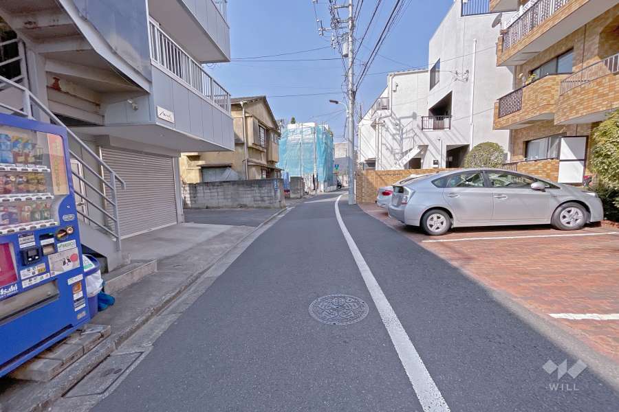 敷地南側の前面道路（東側から）