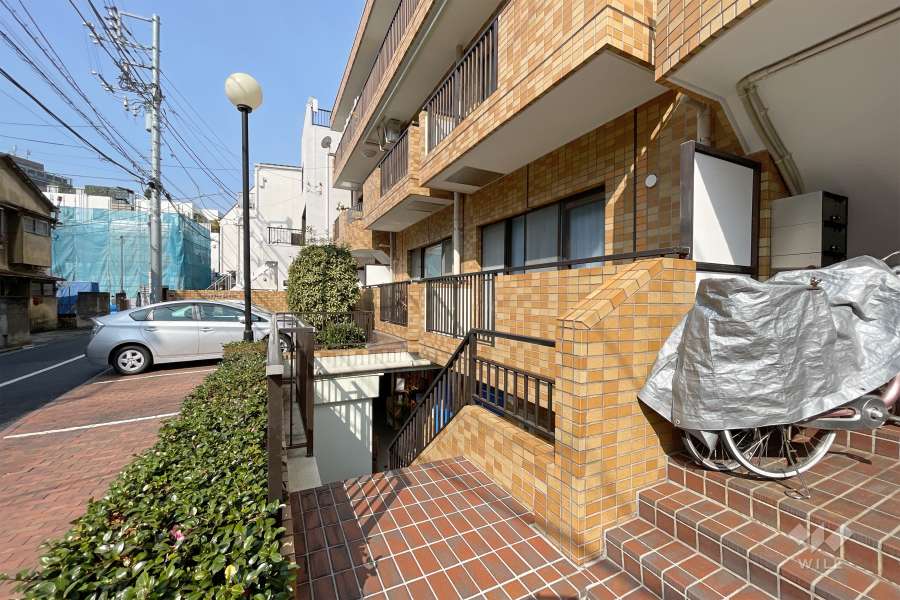 住戸入り口（地下への）