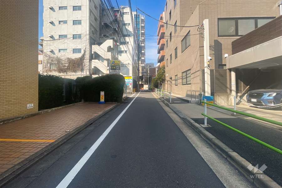 敷地北側の前面道路（東側から）