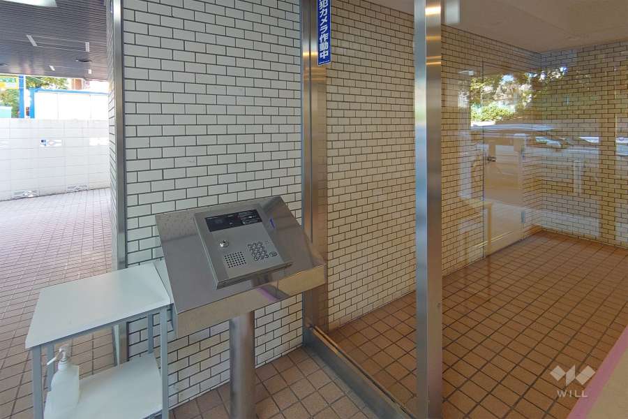 エントランスはオートロック付きです。