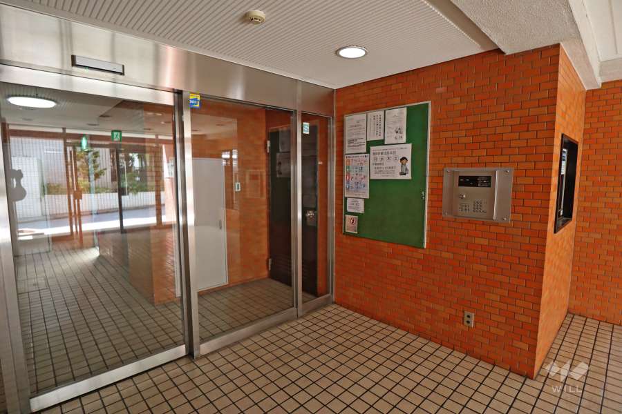 エントランスはオートロック付きです。