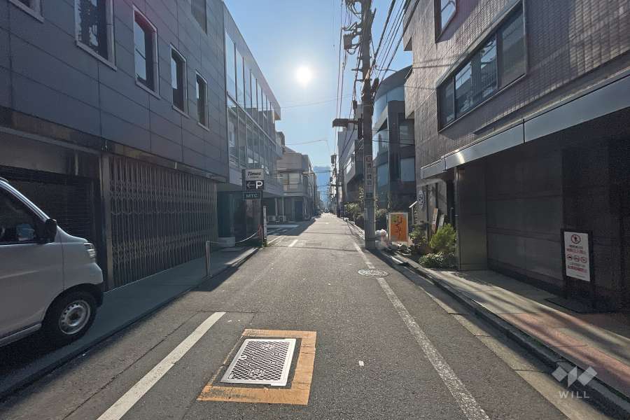 敷地北東側の前面道路（北西側から）
