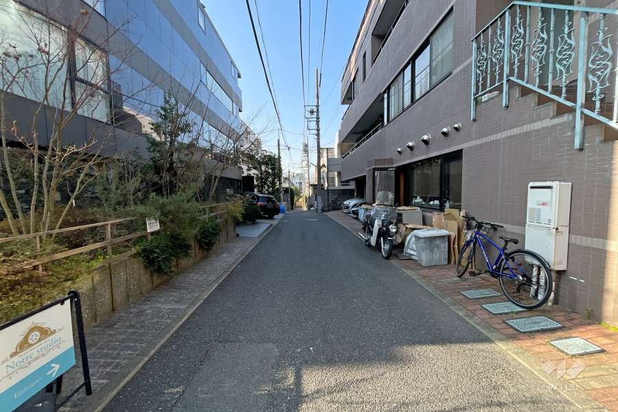 敷地南東側の前面道路（北東側から）