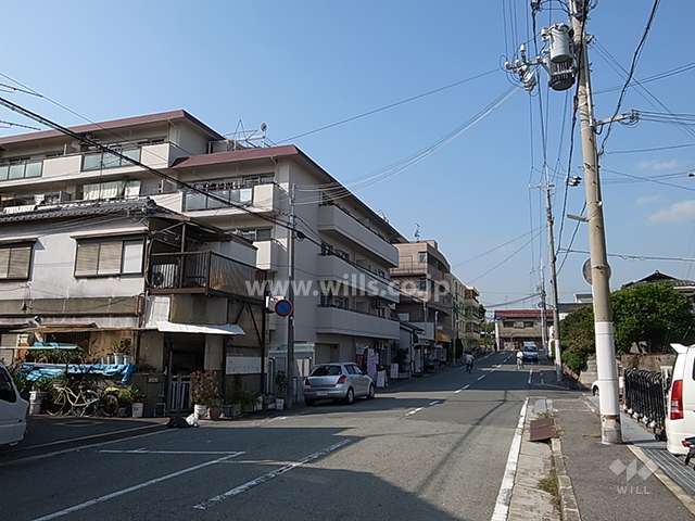 敷地北側の前面道路。周辺は武庫川沿いの静かな住宅地です。