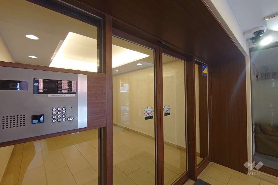 エントランスはオートロック付きです。　