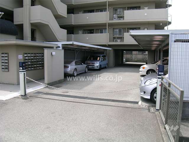 ロボットゲート付きの敷地内駐車場