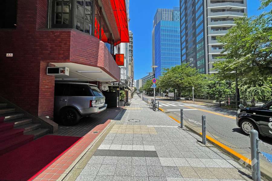 敷地南東側の前面道路（南西側から）