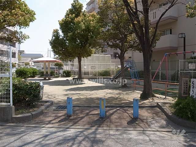 敷地に隣接して口田中野上子ども広場があります。