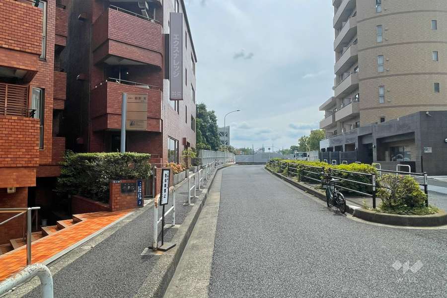 敷地北西側の前面道路（北東側から）